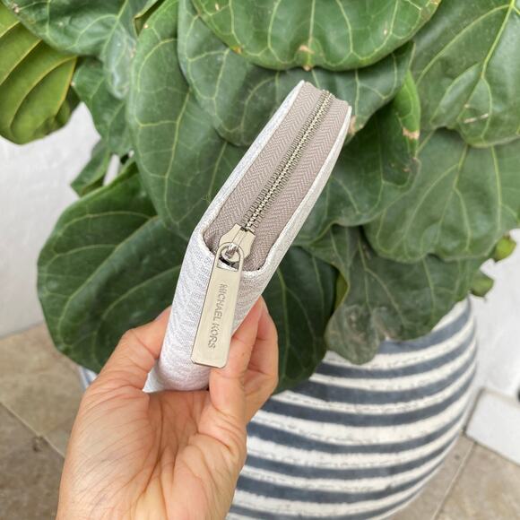 Only 1‼️ Michael Kors Jet Set Travel LG Travel Wallet IN Bright White - Picture 5 of 9